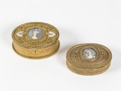 null Deux boites ovales en bronze ciselé avec portraits peints