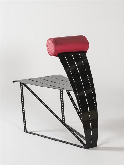 null Raphaël PISTILLI (XXème) 
Prototype de fauteuil en métal laqué noir ajouré....