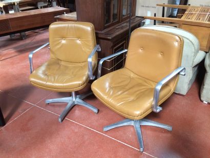 null Deux fauteuils pivotants garnis de skai
Années 70