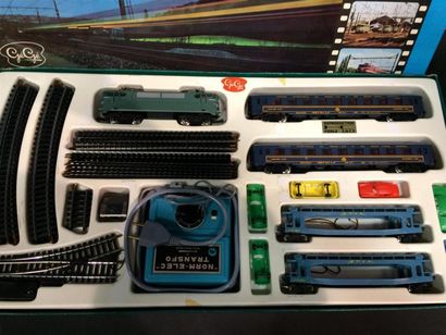 null GEGE coffret train complet avec motrice deux wagons, transformateur, petites...