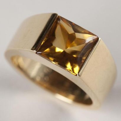 null CARTIER Signée et numérotée NZ4275. Bague modèle TANK en or jaune (750) 18K...