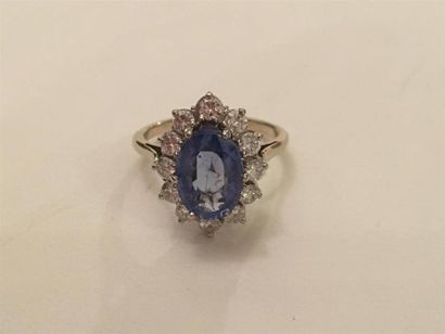 null Bague marguerite ornée d'un saphir entouré de petits diamants. Monture en or...