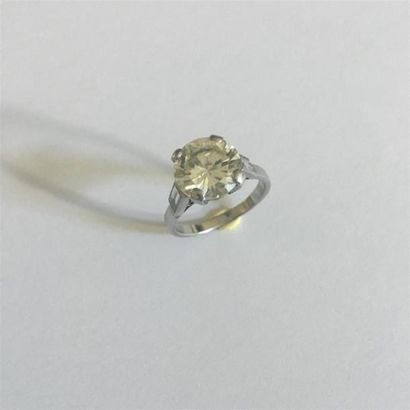 null Bague en platine griffée d'un diamant taille ancienne de 5,50 carats environ...