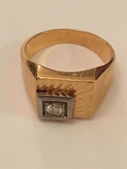 null Bague chevalière en or jaune (750) 18K ornée d'un petit diamant Poids : 8,60...