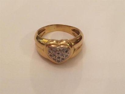 null Bague jonc en or jaune (750) 18K centrée d'un coeur pavé de petits diamants...