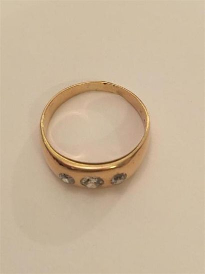 null Bague demi jonc en or jaune (585) 14 K sertie clos de 3 diamants taille ancienne...