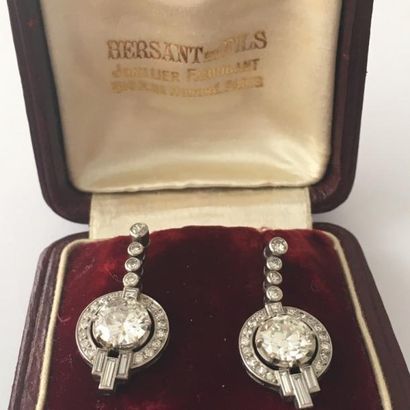 null Boucle d'oreille vers 1920-1930 diamant principal 1.25 carats environ chaqu...