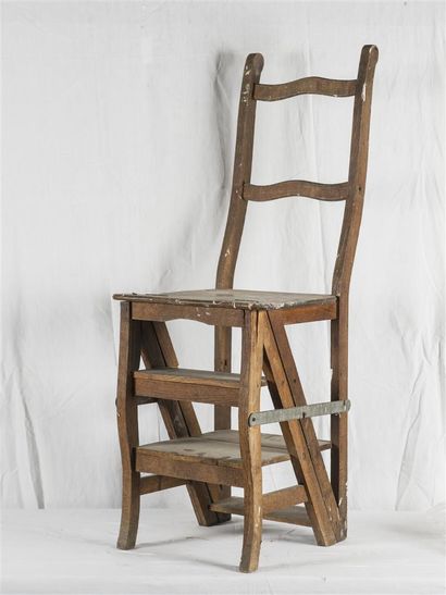 null Chaise escabeau en bois naturel
19ème siècle
H : 107 cm
(manque une marche)