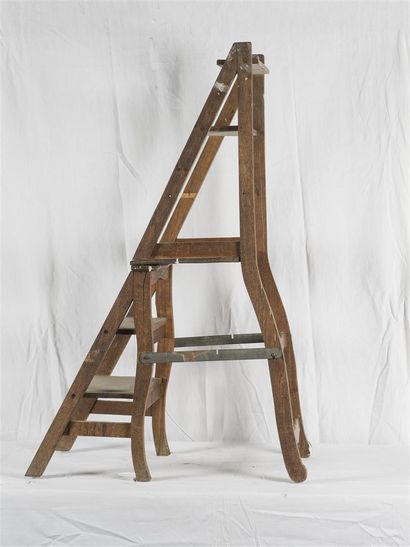 null Chaise escabeau en bois naturel
19ème siècle
H : 107 cm
(manque une marche)