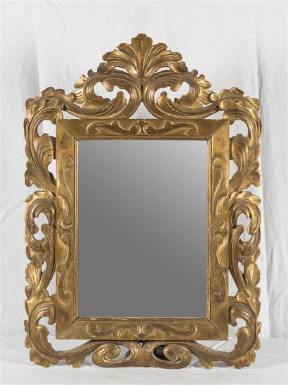 null Miroir ajouré en bois doré à décor de feuillage 
H : 70- L : 50 cm