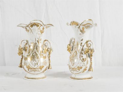 null Garniture de cheminée en porcelaine émaillée blanche et doré 
Deux vases accidentés
19ème...