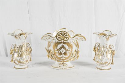 null Garniture de cheminée en porcelaine émaillée blanche et doré 
Deux vases accidentés
19ème...