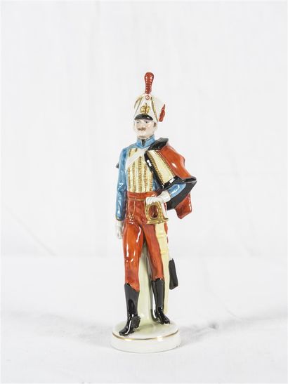 null Suite de six sujets en porcelaine émaillée 
Les soldats de l'Empire
H : 19 ...