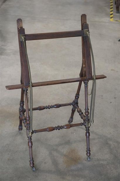 null Porte gravures en bois tourné, articulé avec pieds en laiton rabattable 
19ème...