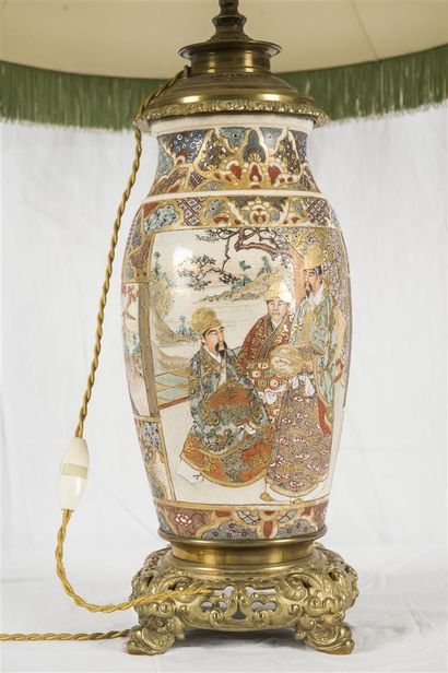 null SATSUMA, lampe en porcelaine du Japon monture en laiton ajouré 
H : 43 cm
