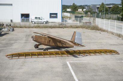 null Avion biplan en bois à manque le moteur entoilage à réaliser 
H : 122 - L des...
