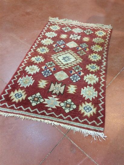 null Tapis fond rouge à motifs géométriques 110 x 180 cm