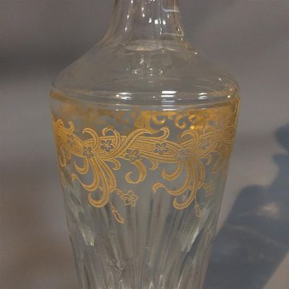 null Saint Louis 
Carafe en cristal gravé 