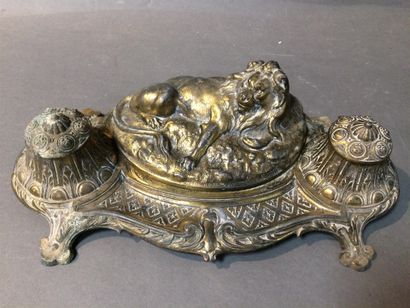 null Encrier en bronze avec un lion couché (manque les godets)
L: 34 cm