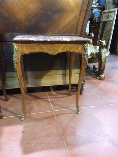 null Table marqueté de style Louis XV, plateau de marbre veiné (accident marbre)