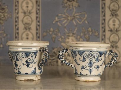 null Paire de pots en faïence à décor bleu blanc
18ème siècle