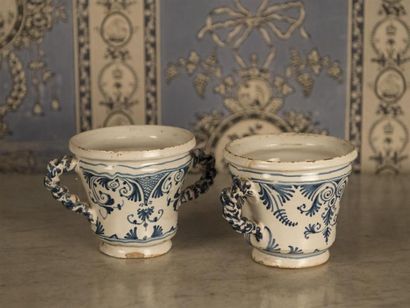 null Paire de pots en faïence à décor bleu blanc
18ème siècle