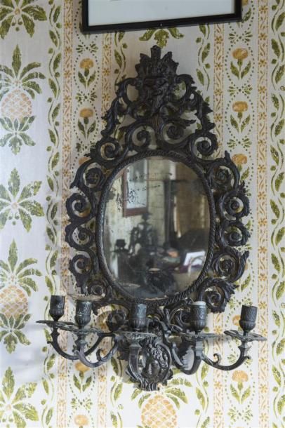 null Miroir ovale en verre et fonte de fer
19ème siècle
H : 65 - L : 38 cm