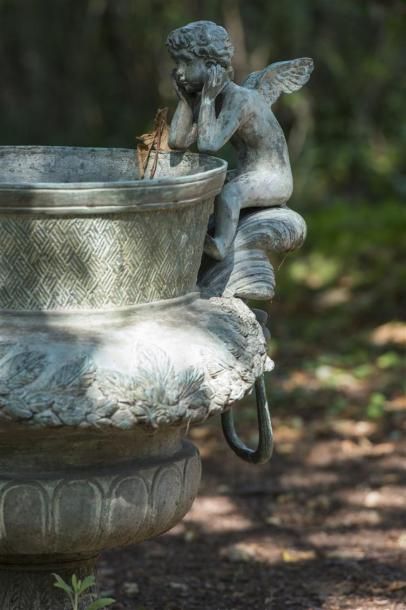 null Paire de Vasques en bronze à décor d'angelot
H : 80 - Diam : 83 cm