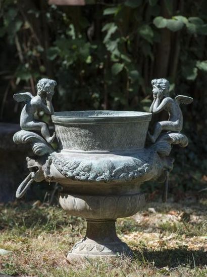 null Paire de Vasques en bronze à décor d'angelot
H : 80 - Diam : 83 cm