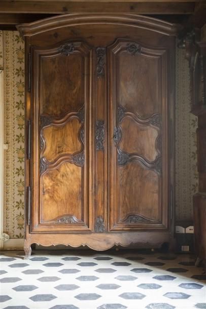 null Grande armoire en noyer mouluré sculpté
Lyon 
18ème siècle
H : 270 - L : 164...