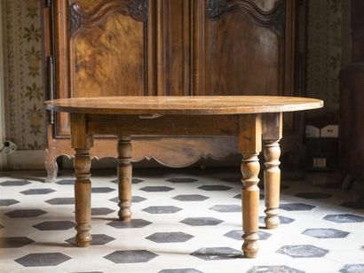 null Table ronde ovale en bois naturel
19ème siècle
H : 60 - L : 124 - P : 97 cm...