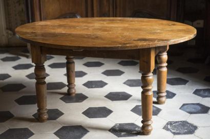 null Table ronde ovale en bois naturel
19ème siècle
H : 60 - L : 124 - P : 97 cm...
