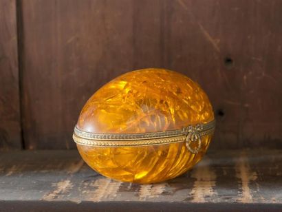 null Important oeuf en ambre, monture en laiton
Epoque Napoléon III
L : 18 cm