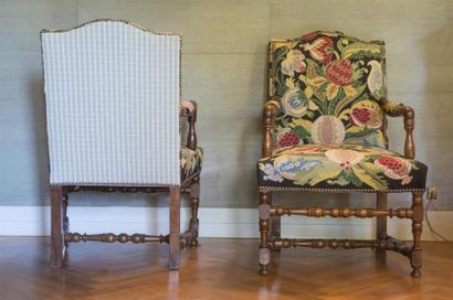 null Paire de fauteuils en bois tourné 
17ème siècle, garniture au point
H : 98 -...