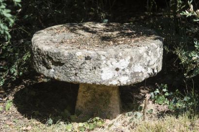 null Petite table ronde en pierre calcaire