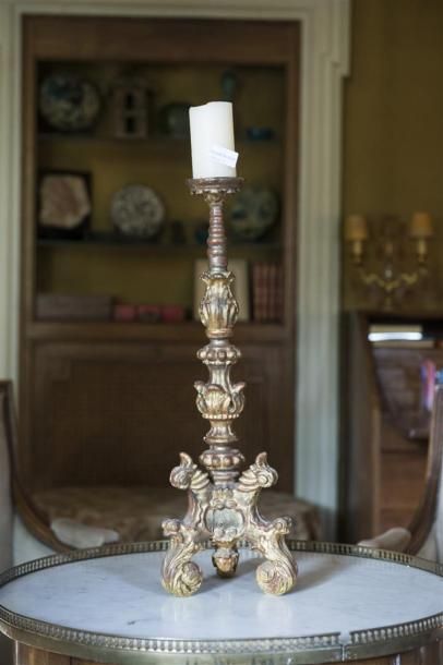 null Pied de lampe en bois sculpté 
Italie 18ème siècle
(restauration)
H : 57 cm