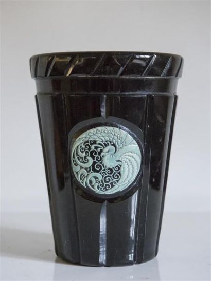 null Vase en cristal noir à pans décoré d'un médaillon art déco figurant un paon...