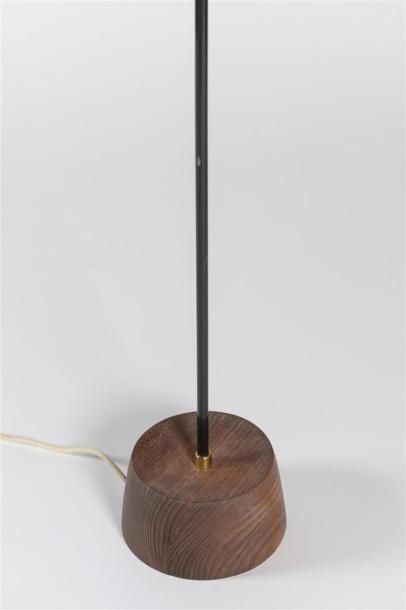 null Travail scandinave 1950
Lampe de parquet en métal laqué noir et acajou massif
Réflecteur...