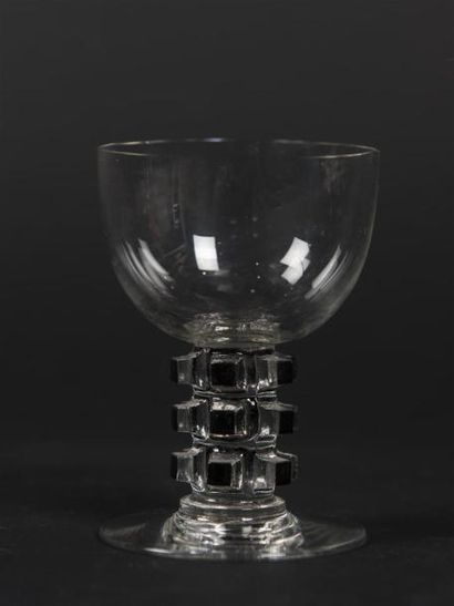 null René LALIQUE (1860 - 1945)
Cinq verres à madère, à pied, modèle "UNAWHIR"en...