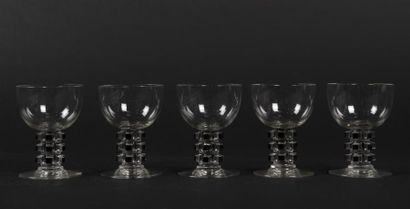 null René LALIQUE (1860 - 1945)
Cinq verres à madère, à pied, modèle "UNAWHIR"en...