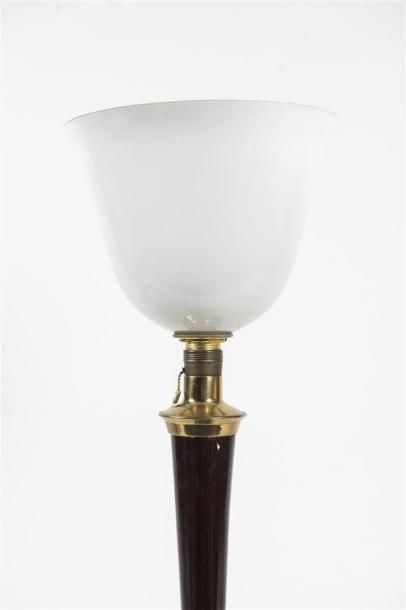 null MAZDA (XXème)
Lampe de bureau, base en tôle laquée à l'imitation du palissandre,...