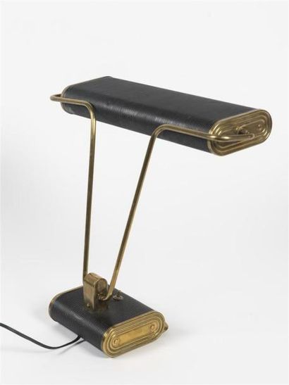 null Eileen GRAY (1878-1976) 
Lampe à poser en métal laqué noir et métal doré. 
Edition...