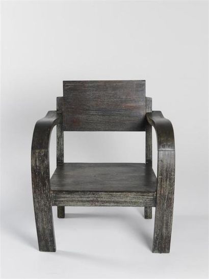 null Travail français 1940
Fauteuil bas en chêne cérusé et teinté noir
Circa 1940
CH:...