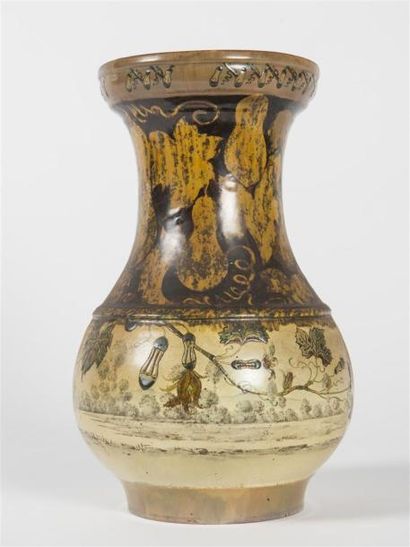 null Emile GALLE (1846-1904)
Vase de forme pansue à col ouvert en faïence à décor...