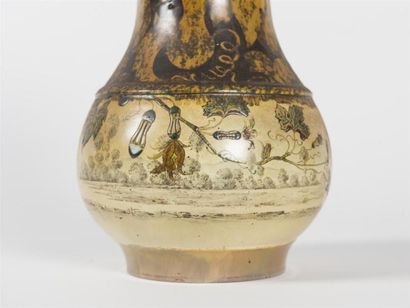 null Emile GALLE (1846-1904)
Vase de forme pansue à col ouvert en faïence à décor...