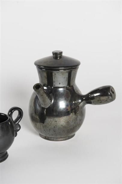 null ACCOLAY (XXème)
Service à thé en céramique émaillage noir 
10 tasses, 1 théière,...
