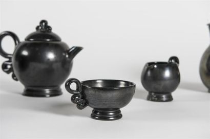 null ACCOLAY (XXème)
Service à thé en céramique émaillage noir 
10 tasses, 1 théière,...