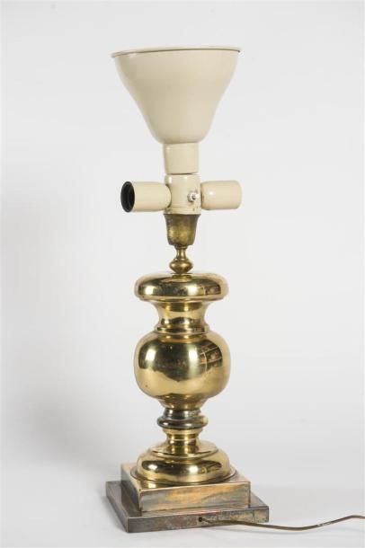 null Travail 1970
Lampe de table de forme néoclassique à trois feux en métal doré.
H:...