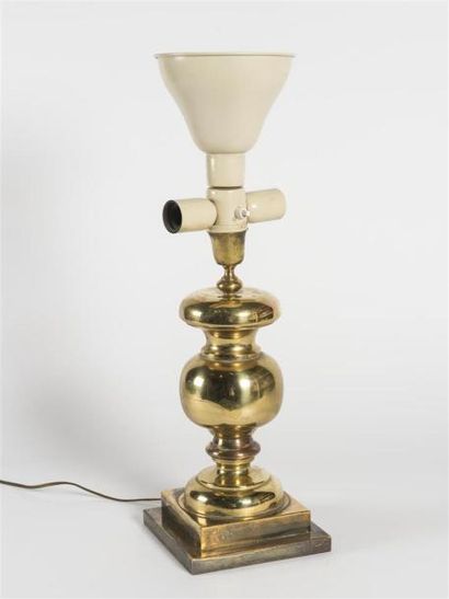 null Travail 1970
Lampe de table de forme néoclassique à trois feux en métal doré.
H:...
