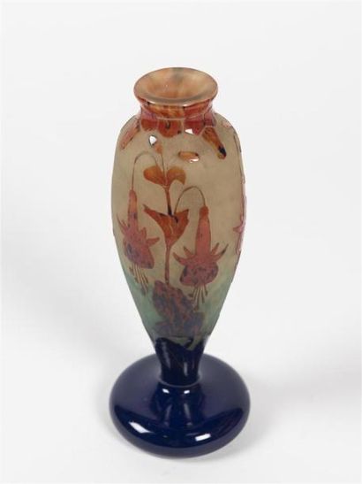 null Le VERRE FRANCAIS
Vase sur piédouche en verre multicouche à corps ovoïde à décor...